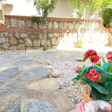 Lisa Garden Villa *